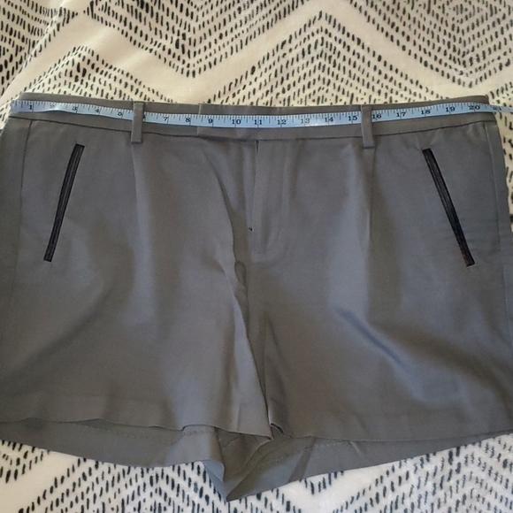 Gap green shorts - Picture 8 of 10